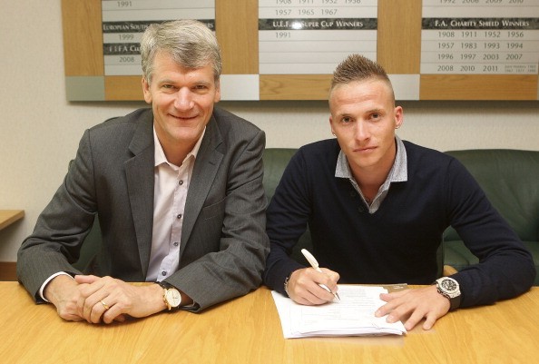 Hậu vệ người Hà Lan Alexander Büttner gia nhập Man United từ CLB Vitesse Arnhem với bản hợp đồng trị giá 4 triệu bảng và thi đấu cho Quỷ đỏ đến hết mùa hè 2017.